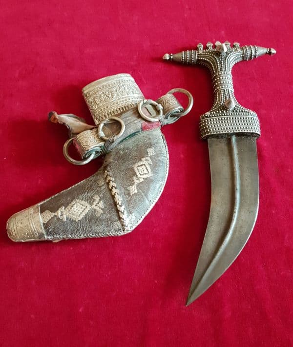 An interesting Jambya dagger with silver hilt and silver covered scabbard. Good condition. Ref 2435.